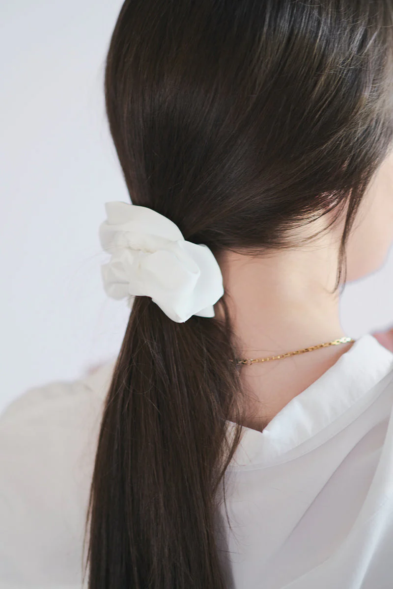 Scrunchie / gumka do włosów z białej satyny - Image 2