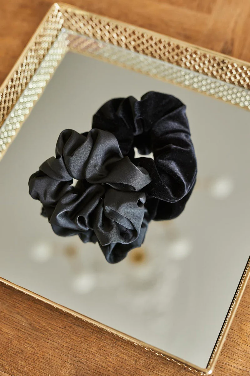 Scrunchie / gumka do włosów z czarnej satyny - Image 3