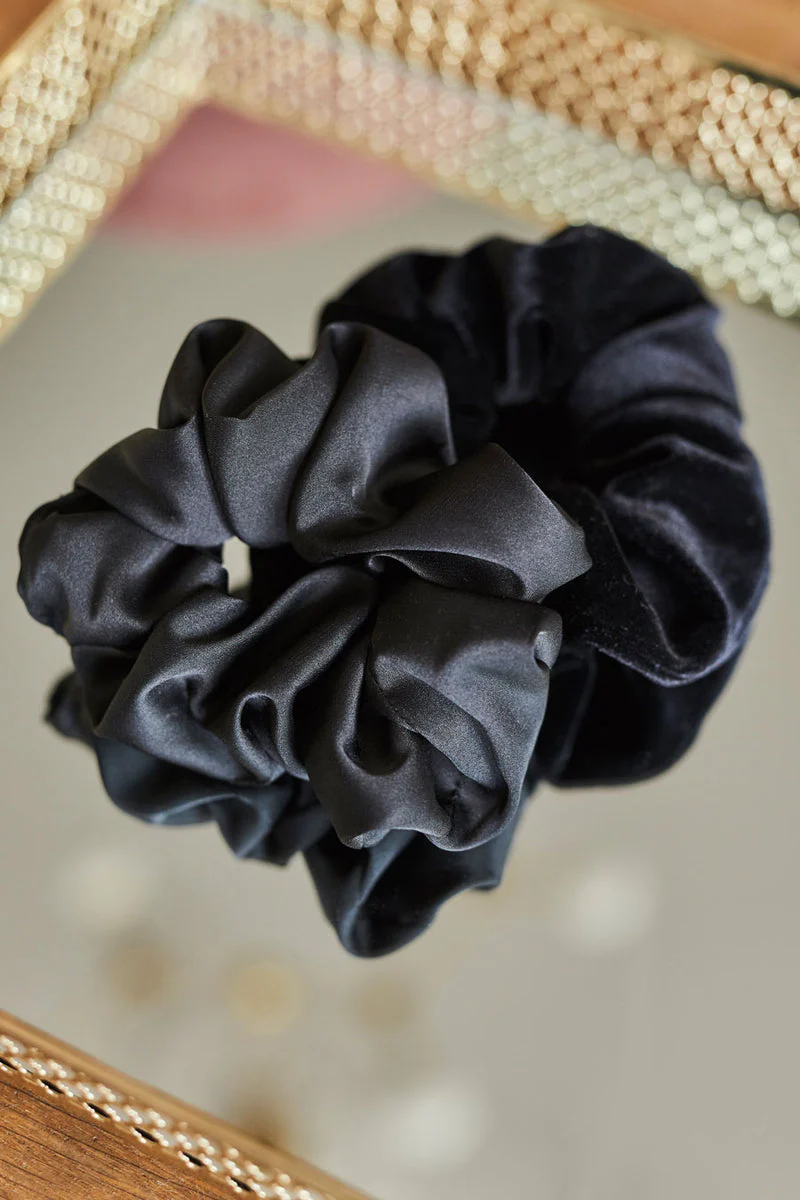 Scrunchie / gumka do włosów z czarnej satyny - Image 4